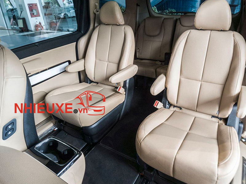 Khoang hành khách của xe Kia Sedona thích hợp cho khách thuê đường dài