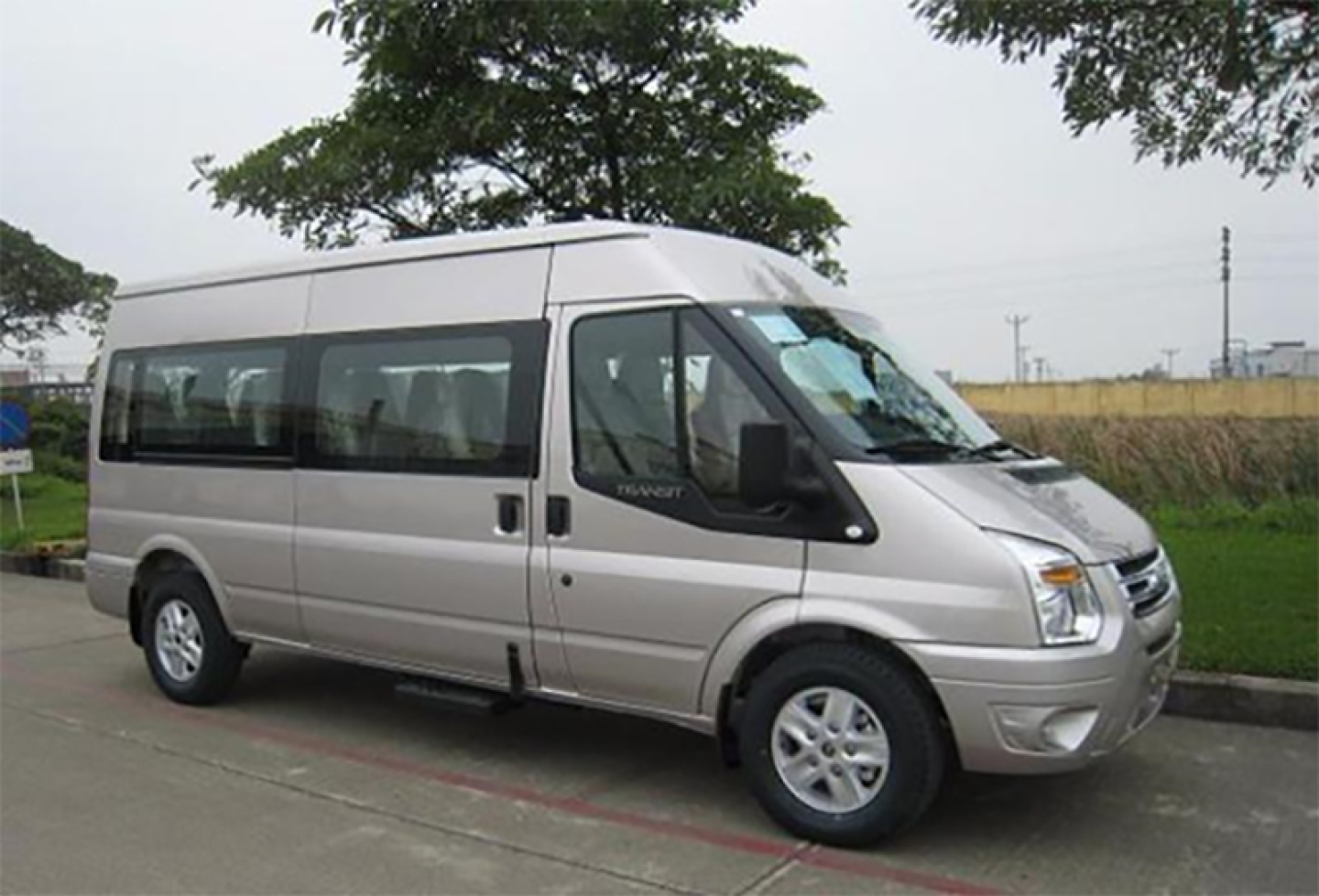 202406/16/danh-gia-thong-so-ky-thuat-va-kich-thuoc-xe-16-cho-ford-transit-wuo725.jpg