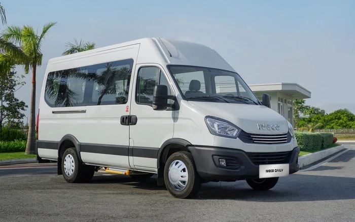 Xe 16 chỗ Iveco Daily