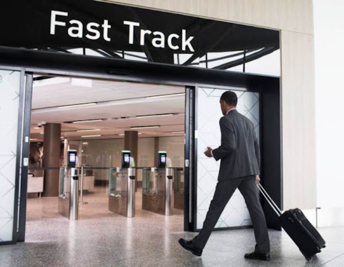 Dịch vụ Fast Track sân bay Tân Sơn Nhất tại Nhieuxe.vn