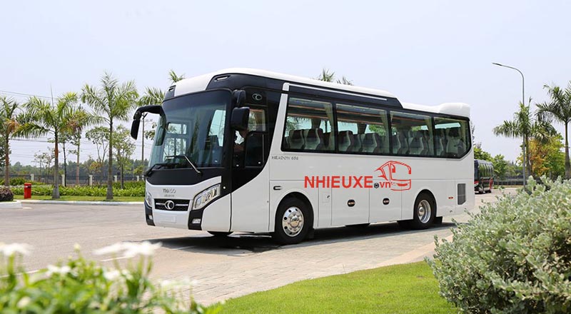 Hình ảnh chiếc xe Thaco 45 chỗ đang được cho thuê tại Nhieuxe.vn