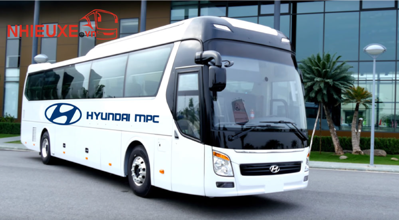 Hình ảnh chiếc xe du lịch Huyndai Universe 45 chỗ đang cho thuê đi Campuchia
