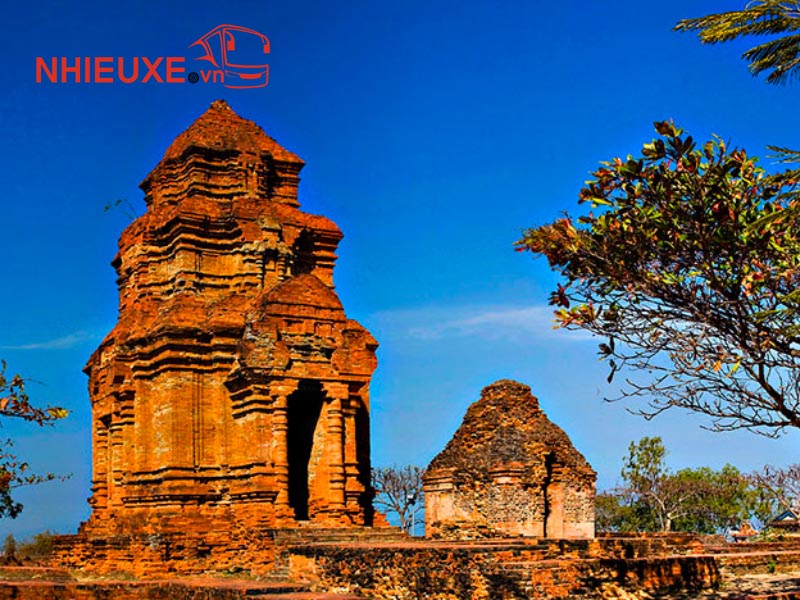 Thuê xe du lịch tự túc đi Phan Thiết nên tới Tháp Chàm Poshanư